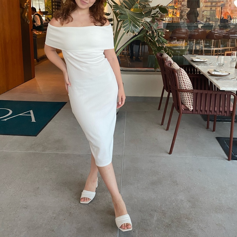 Elegant Off-Shoulder White Dress (SIZE 4/6/8) I’m 4 and 5.2
